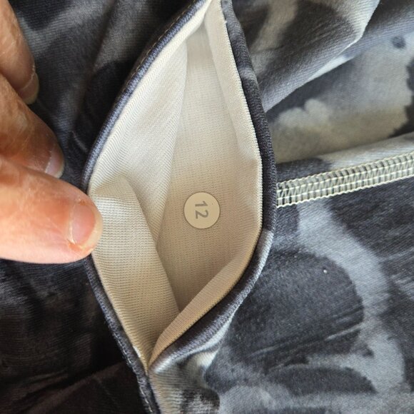 Lululemon Women's Gray Patterned Crop Leggings Size 12 Preowned EUC - Picture 5 of 6